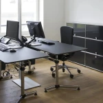 usm-haller-hohenverstellbarer-tisch-kitos-m-qs-t6-linoleum-nero-usm-kitos-m-linoleum-nero-coworking-homestorys-6705689.webp