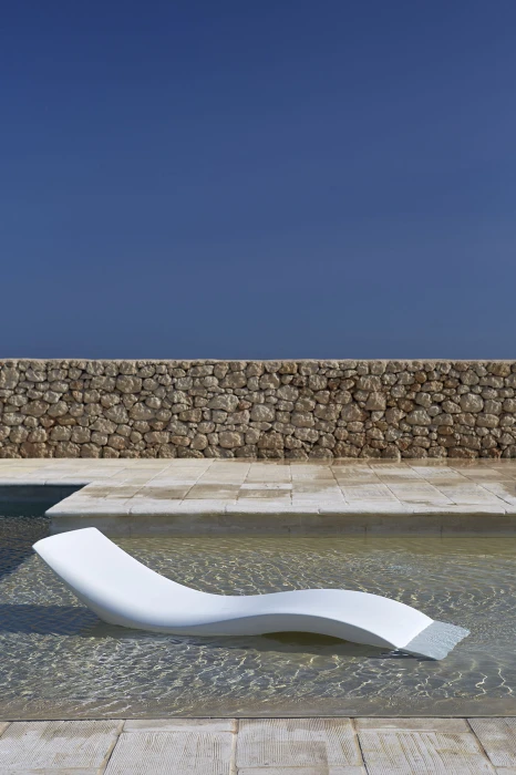 Cloe-sunbed-in-the-water.jpg