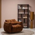 377526-MB-377499-M-801396-T-375050-B-01_SF_WE_Baggy_draaifauteuil_3D_chenille_middenbruin_Riss_boekenkast_Loft_vloerlamp_Efia_vloerkleed_vierkant.webp