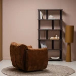 377526-MB-377499-M-801396-T-375050-B-02_SF_WE_Baggy_draaifauteuil_3D_chenille_middenbruin_Riss_boekenkast_Loft_vloerlamp_Efia_vloerkleed_vierkant.webp