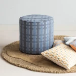 377899-GB__377797-B__377779-B_01_SF_Sarli_poef_grijs_blauw_Orvi_vloerkleed_Lira_kussens_vierkant.webp